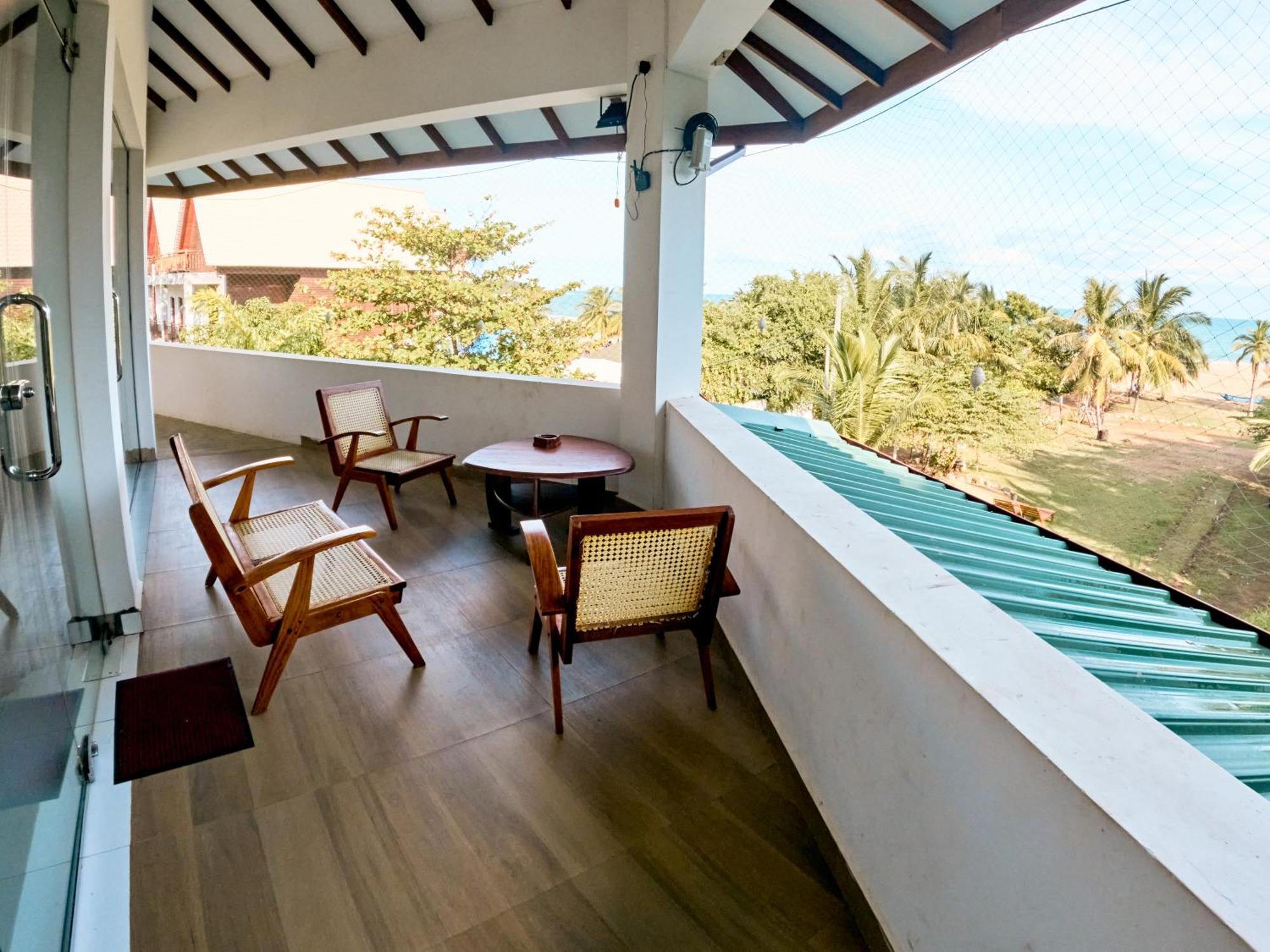 Baden Beach Hotel Kalkudah  Eksteriør bilde