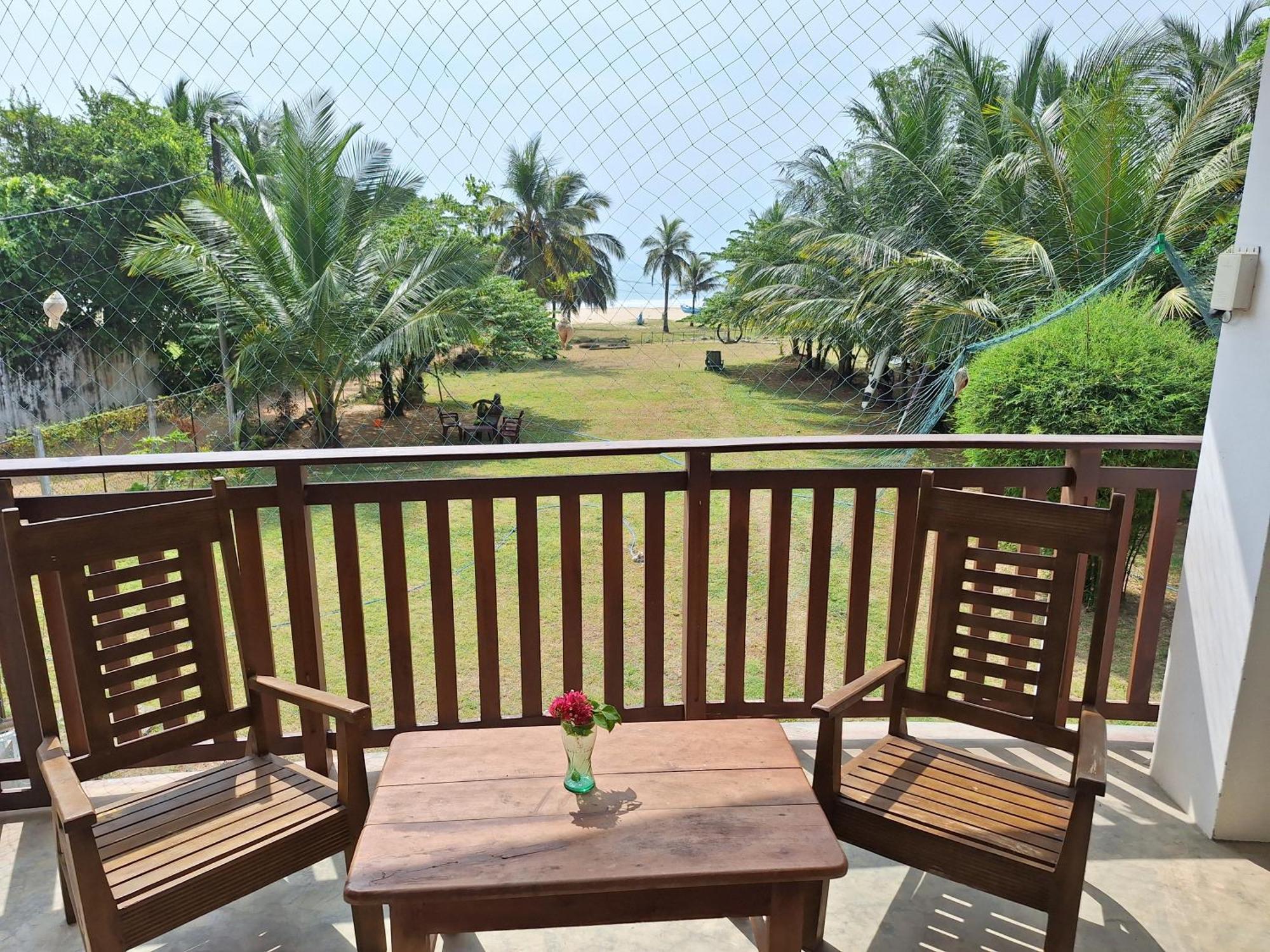 Baden Beach Hotel Kalkudah  Eksteriør bilde