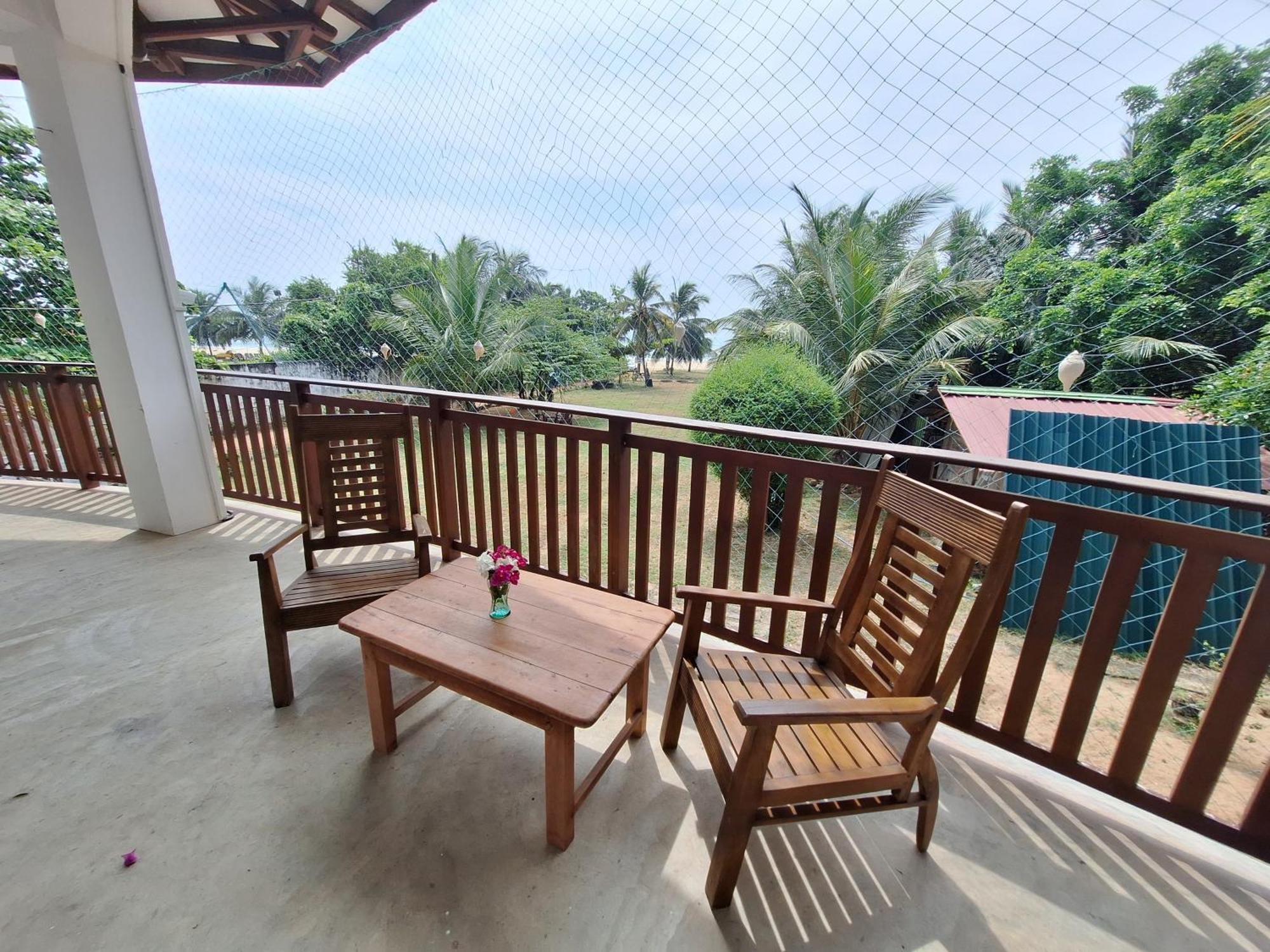 Baden Beach Hotel Kalkudah  Eksteriør bilde